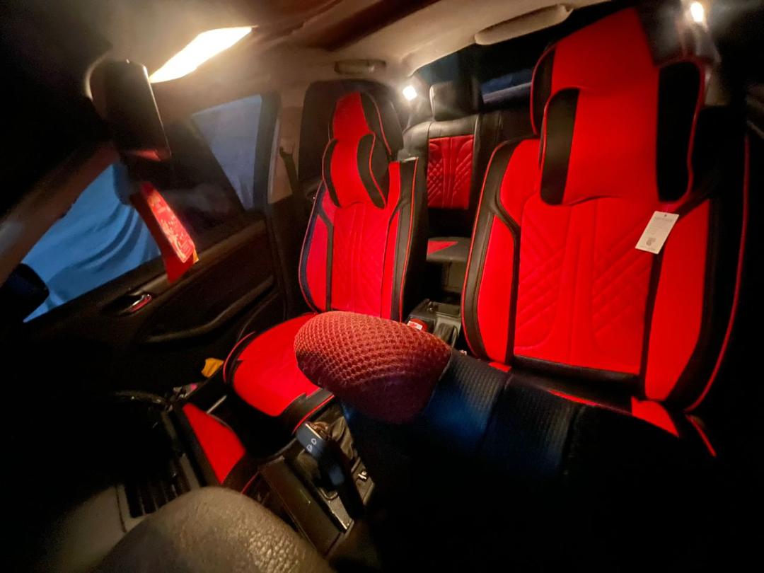 Housses Rouge/Noir installées - intérieur réel
